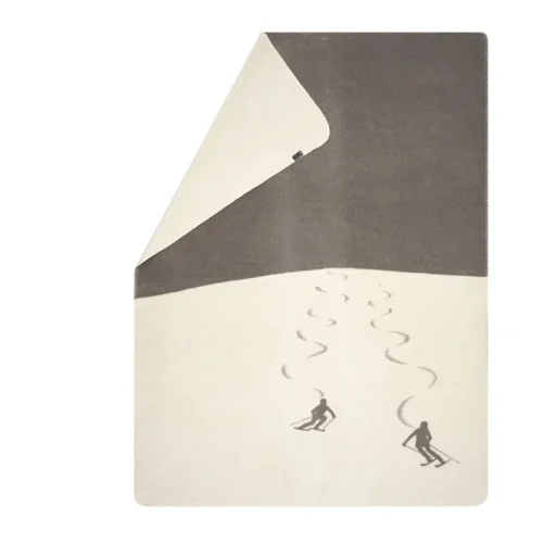 Plaid Savona Skiers leaving tracks smoke