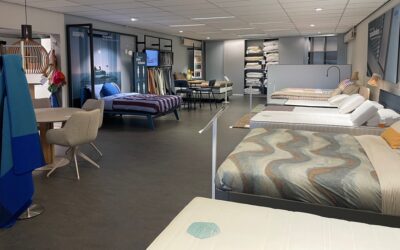 Bedden beneden, gordijnen op de 1ste en een outlet op de 2de verdieping